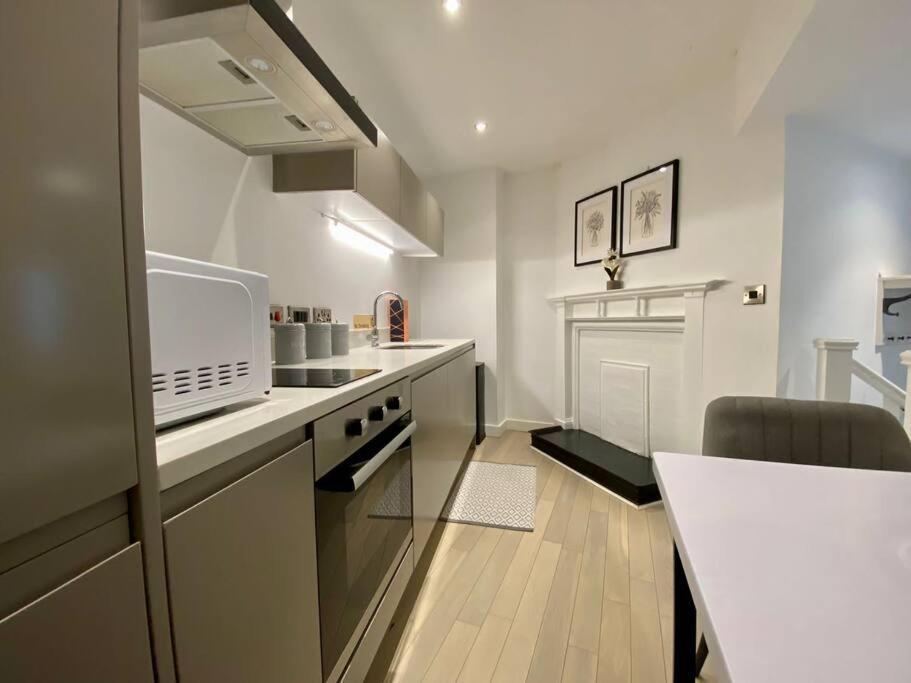 Victoria Street Sleeps 2 Apartment *