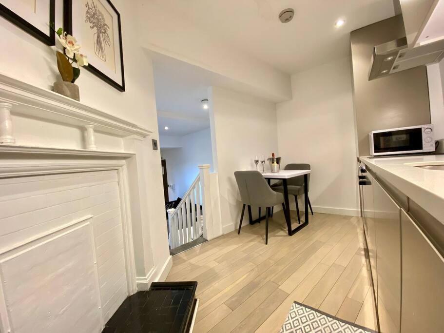 Victoria Street Sleeps 2 *