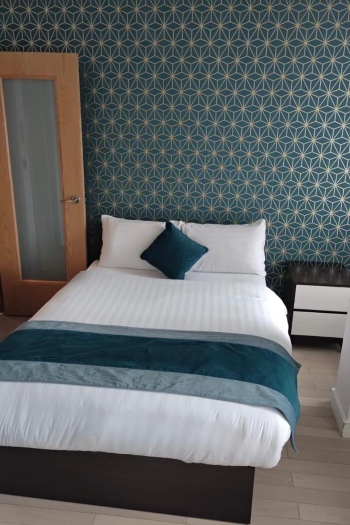 Victoria Street Sleeps 2 *